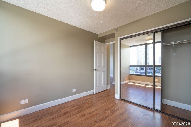 Building Photo - Available now!  2br/2ba/1pkg Condo in Royal Capitol Plaza in Kakaako