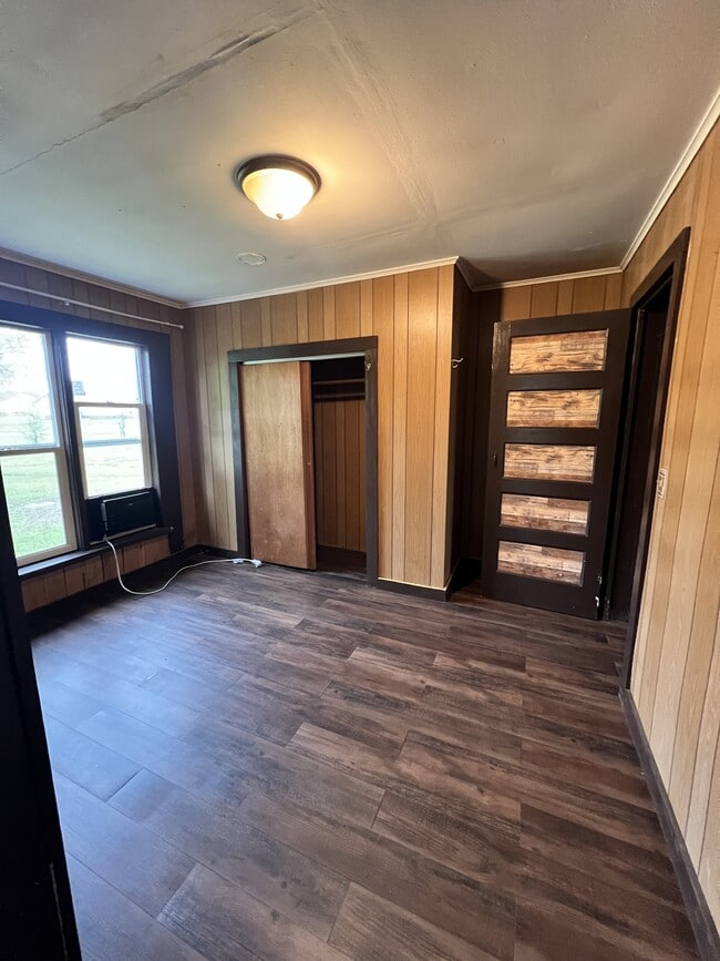 Building Photo - 405 S Skaggs Rd