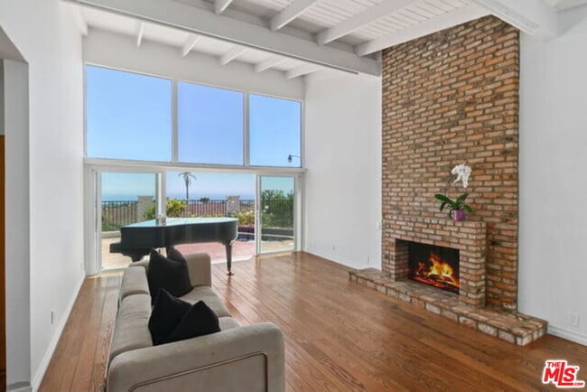 Building Photo - 1175 Las Pulgas Pl