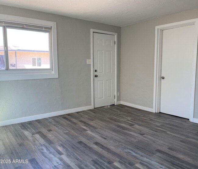 Building Photo - 1125 E Devonshire Ave