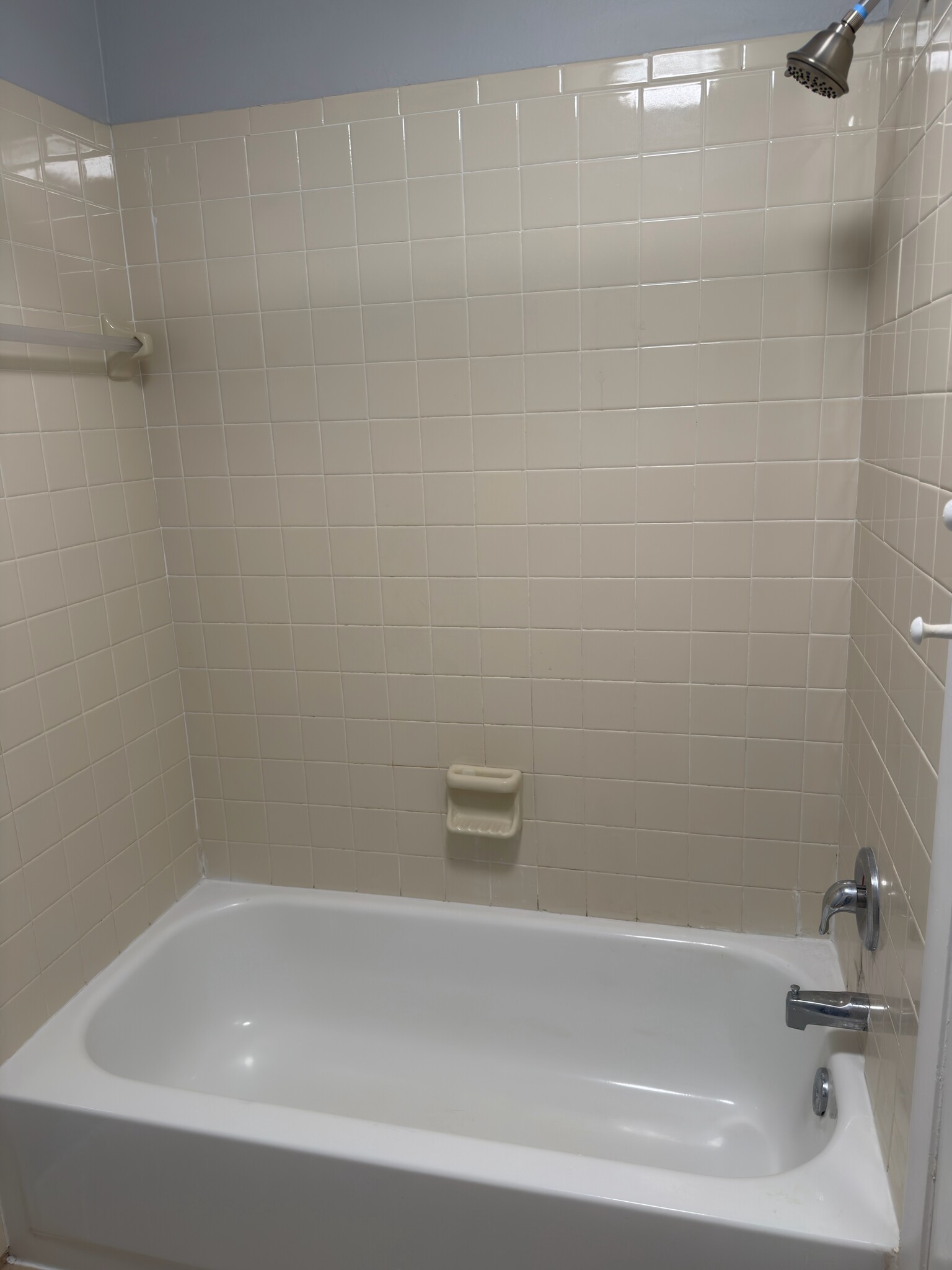 Building Photo - 144 Douglas Rd W