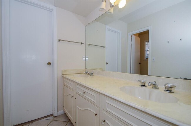Building Photo - 11906 Pepperdine Ln