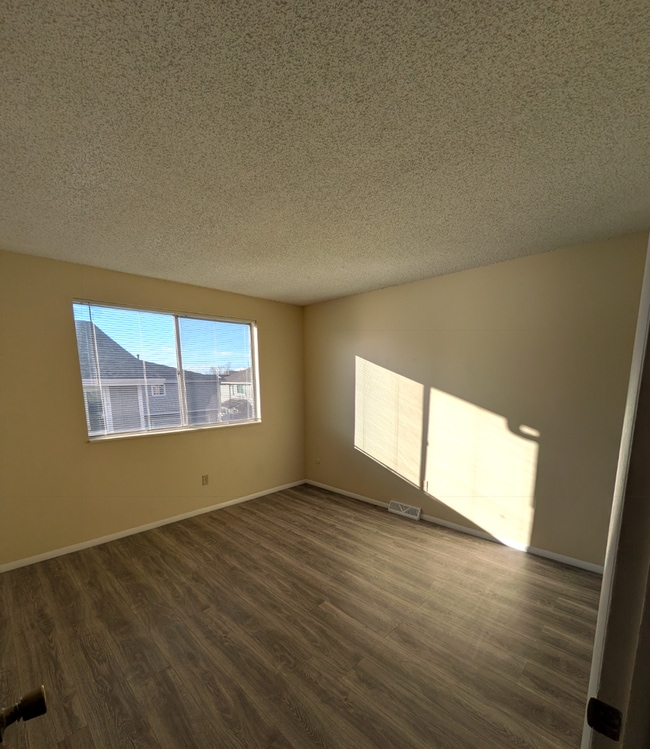 Building Photo - 2 Bed 1 Bath Apartment - New Floors - Attached Garage!