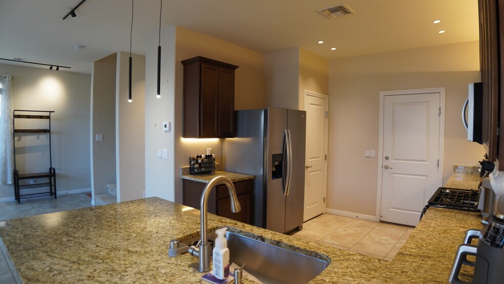 Building Photo - 5532 Autumn Cliffs Way