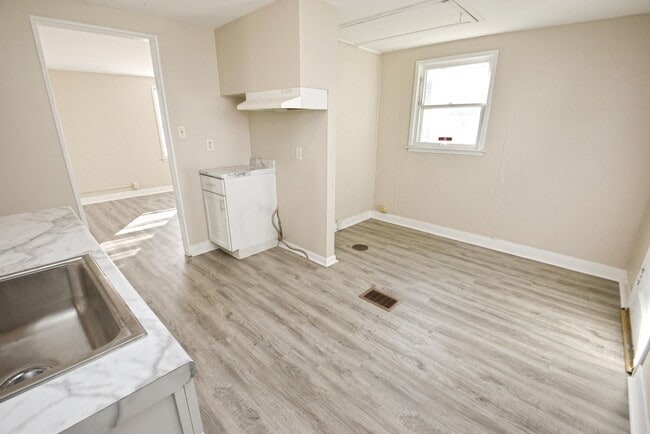 Building Photo - Remodeled, 2 bedroom South Bend IN home
