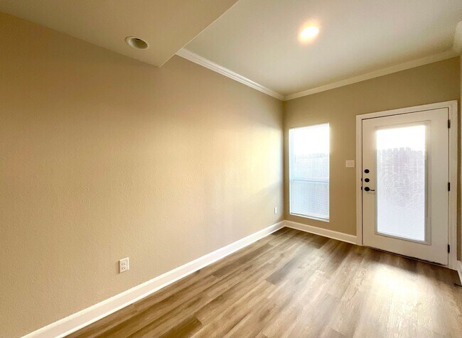 Building Photo - **APPLICATION RECEIVED** Three Bedroom Townhome in Prime Location! Close to New IKEA, I-35, Forum...