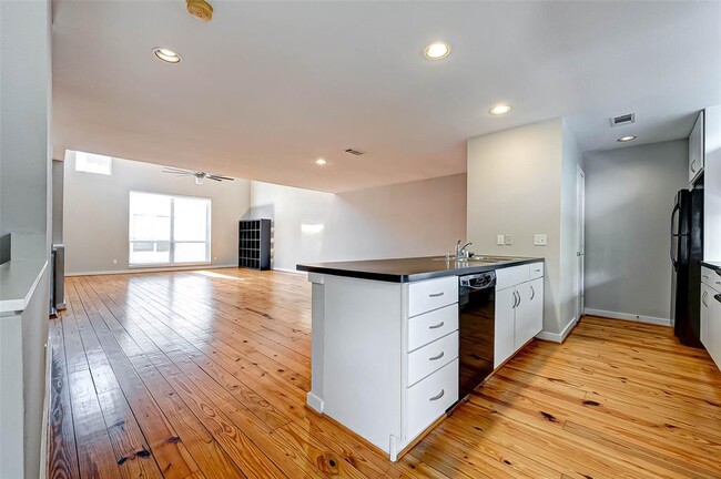 Building Photo - 6925 Yellowstone Way Dr