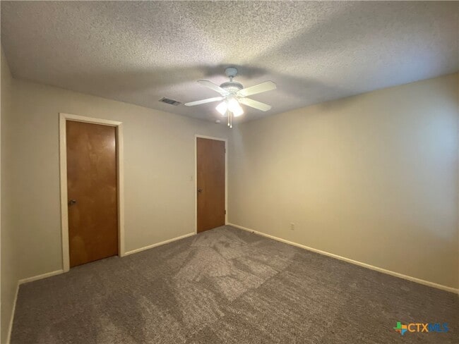 Building Photo - 40 Royal Crest