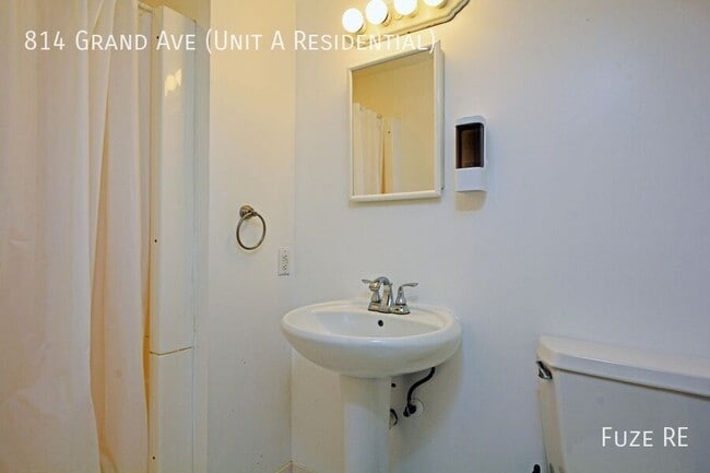 Building Photo - 814 Grand Ave