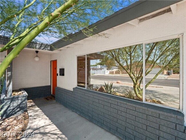 Building Photo - Spectacular Vintage 3Bed/2Bath Las Vegas h...