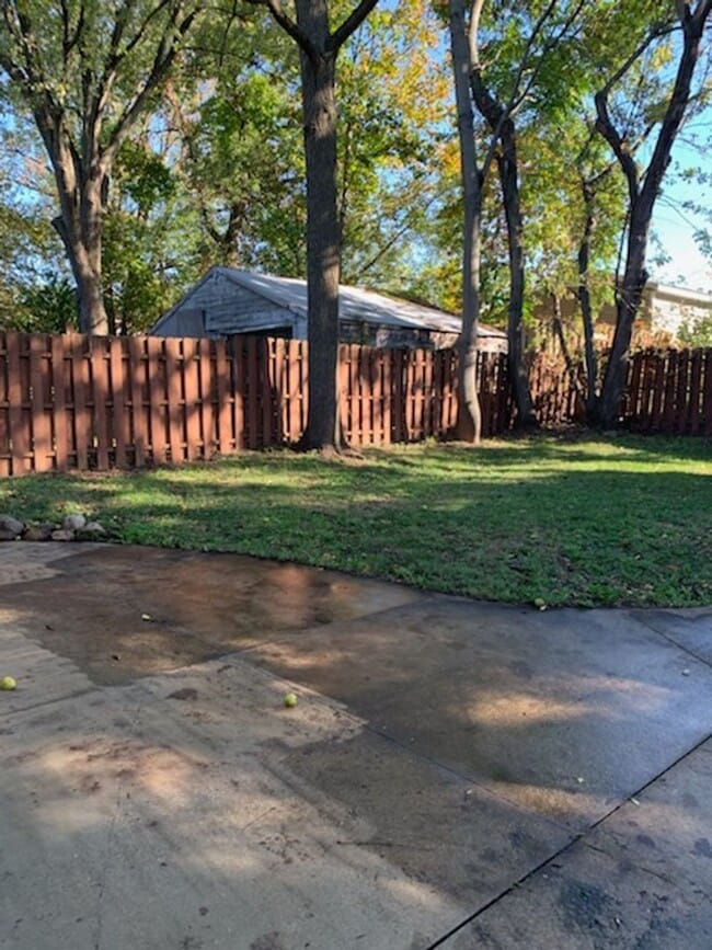 Building Photo - 2 Bedroom 1 Bathroom Single Family on Doub...