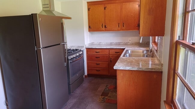 Building Photo - 335 Tolend Rd