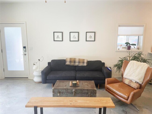 Building Photo - 2101 Montopolis Dr