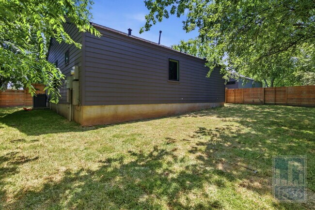 Building Photo - 505 Thelma Dr