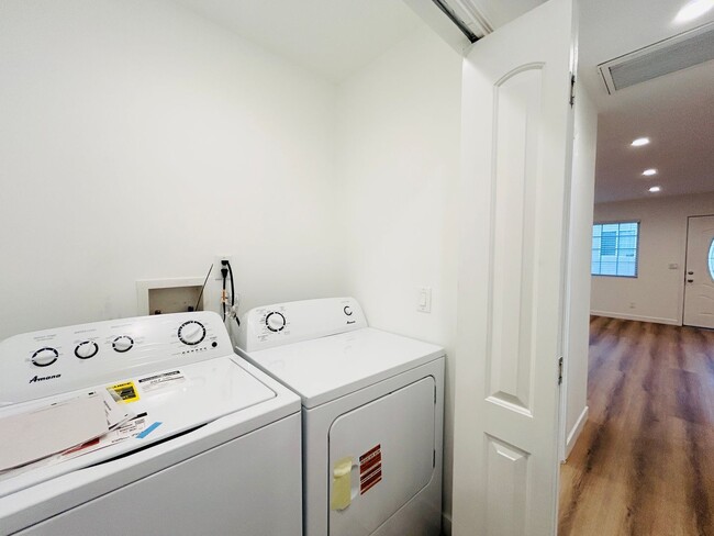 Building Photo - Spacious 6-Bedroom with Private Yard & Parking in Sylmar!