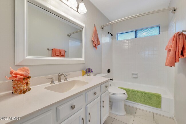 Building Photo - 325 E Bluebell Ln