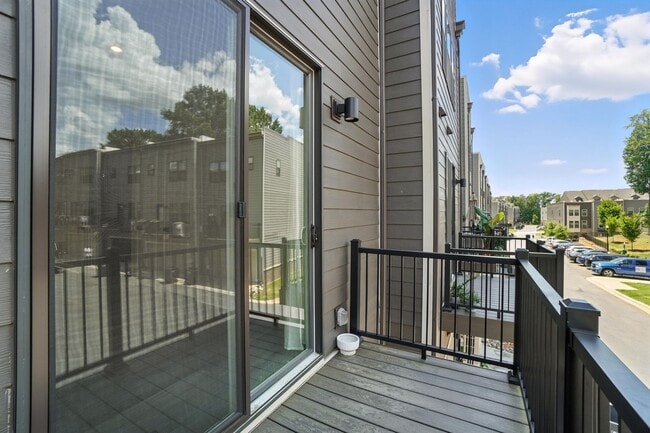 Building Photo - Modern City Living Near Uptown Charlotte