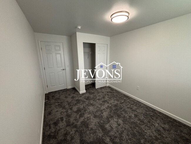 Building Photo - $500 Rent Credit - Charming 4-bedroom home with laundry and full kitchen, located near WA-17 and ...