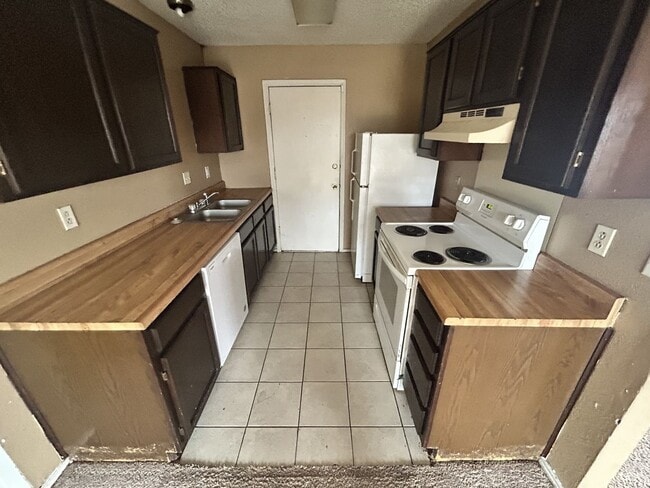 Building Photo - 2218 Hilltop Loop