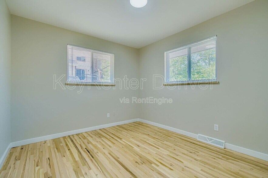 Building Photo - 10922 E 4th Way