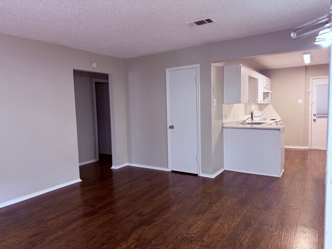 Building Photo - 2400 Alexander Ave