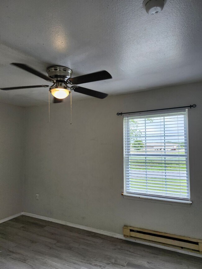 Building Photo - Remodeled 2025 Ground Level 2 Bedroom Apar...