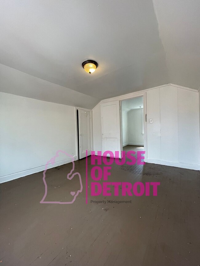 Building Photo - 3 BEDROOM 1 BATH BUNGALOW FREE PRE-SCREEN