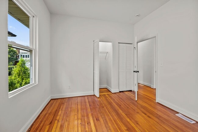 Building Photo - 512 Granville Dr SW