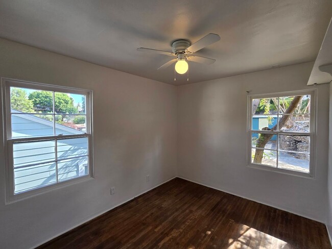 Building Photo - AVAILABLE NOW!!! 2 BEDROOM / 1 BATHROOM HO...