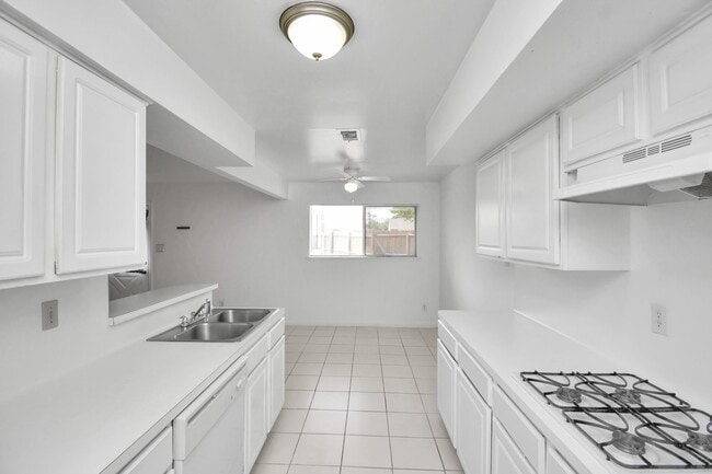 Building Photo - 530 Westshire Dr