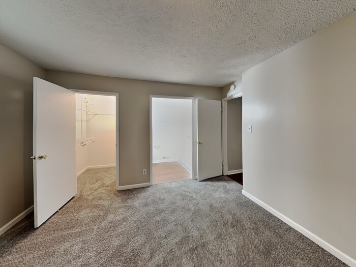 Building Photo - 323 Hillendale Dr