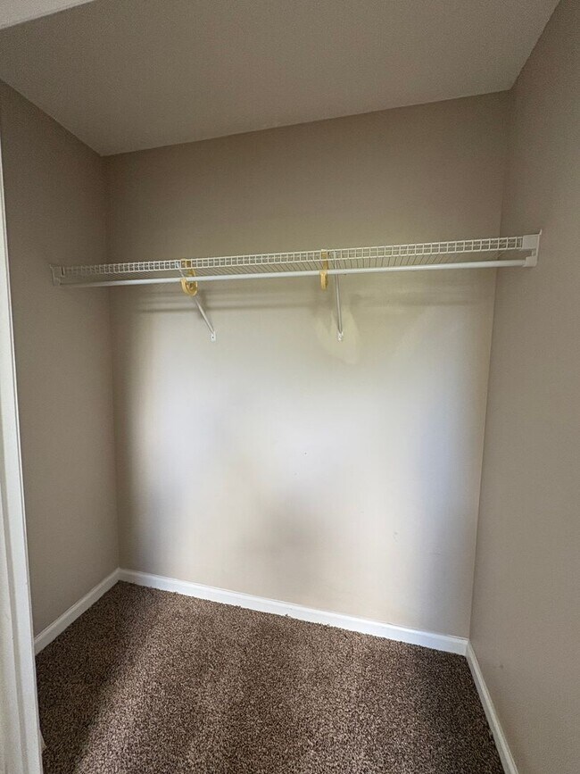 Building Photo - Hampton Place!