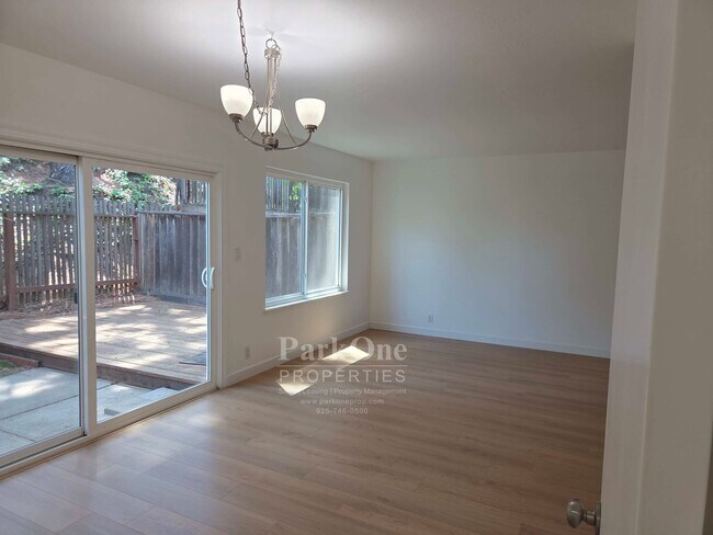 Building Photo - Spacious and Updated Heather Farms Townhome for Lease
