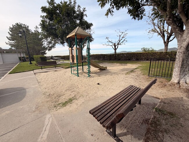 Building Photo - Very Spacious 1 Bed, 1 Bath Condo in Mission Viejo For Rent-In Unit Laundry and Attached Garage