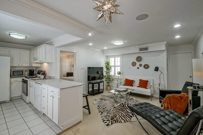 Building Photo - 1323 Dauphine St