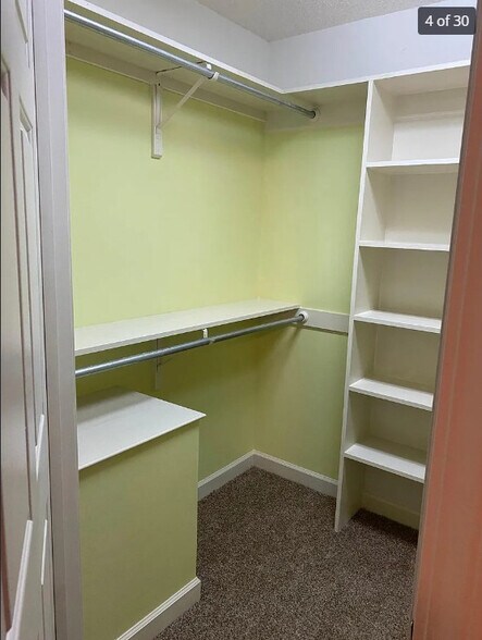 Building Photo - Room in Apartment on Knollwood Dr