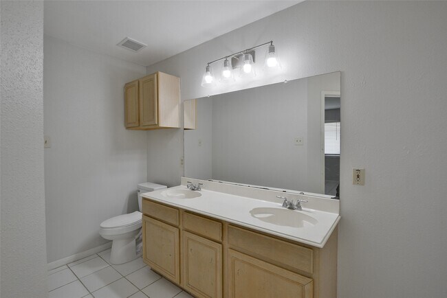 Building Photo - 2311 Old Oak Ln