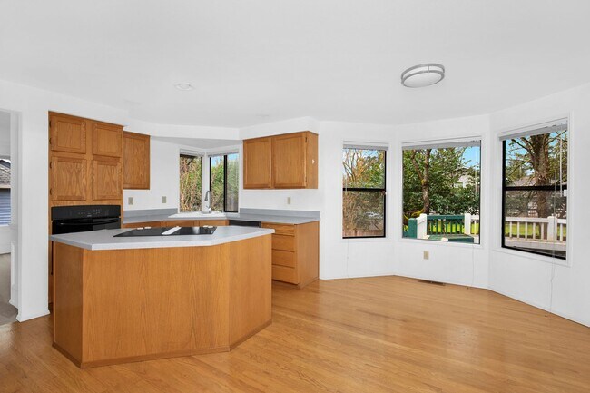 Building Photo - Open 3 Bedroom in Nice Neighborhood Close to Everything