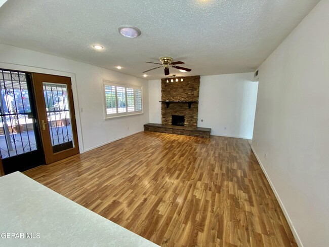 Building Photo - 1305 Vista De Oro Dr