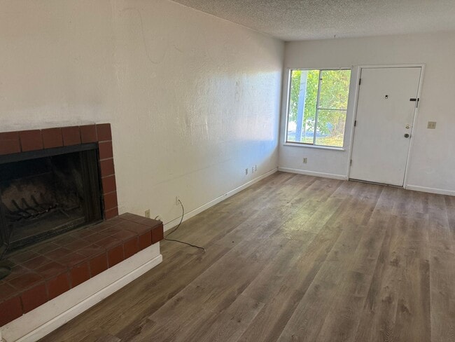 Building Photo - 2 Bedroom 1 bath Duplex