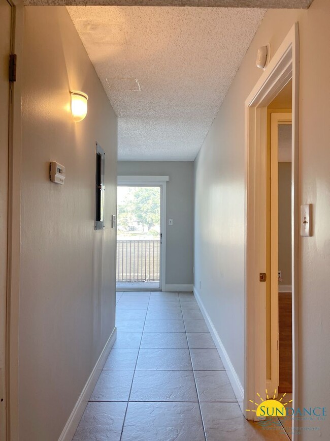 Building Photo - Nice 2 Bedroom at Pier One with Washer/Dry...