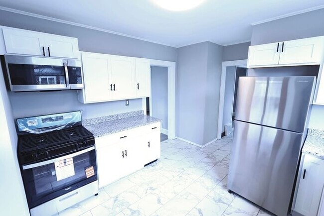 Building Photo - 1598 Pilgrim St