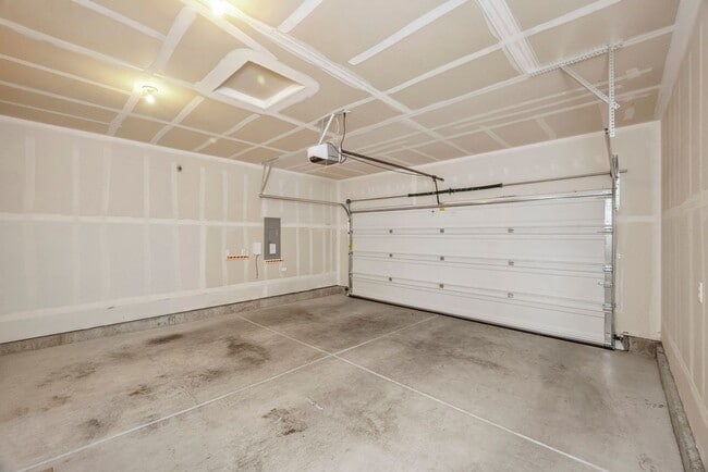 Building Photo - Bright, clean 3-bdrm/2.5-bath home in Beth...