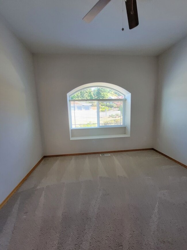 Building Photo - 100 Sapphire Pl