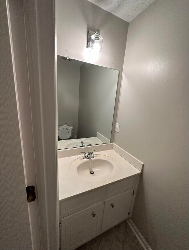 Building Photo - 586 Oak Brook Dr