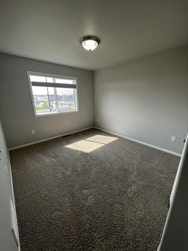 Building Photo - 837 Albert Dr W