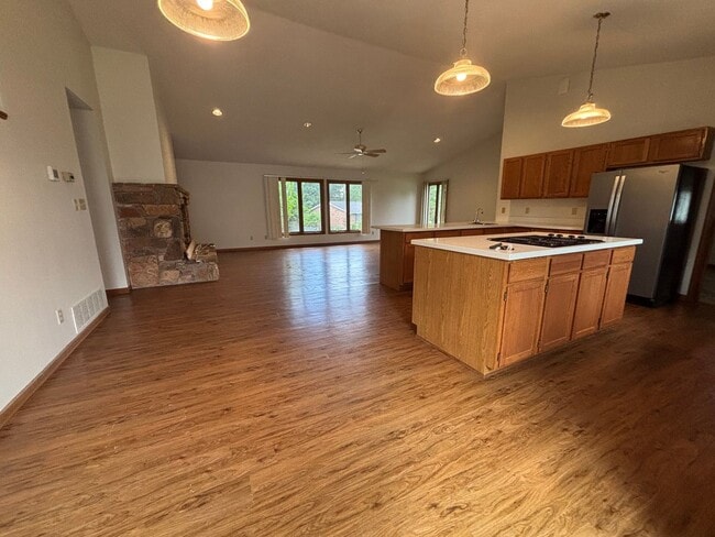 Building Photo - 3 Bedroom 2 bath