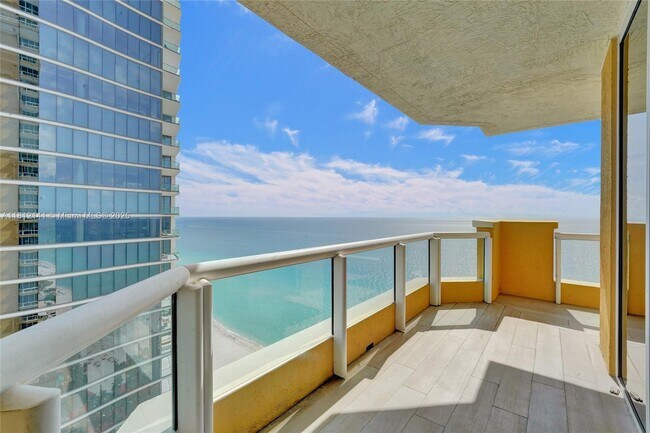 Building Photo - 17875 Collins Ave