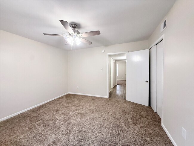 Building Photo - 500 Willow Dr
