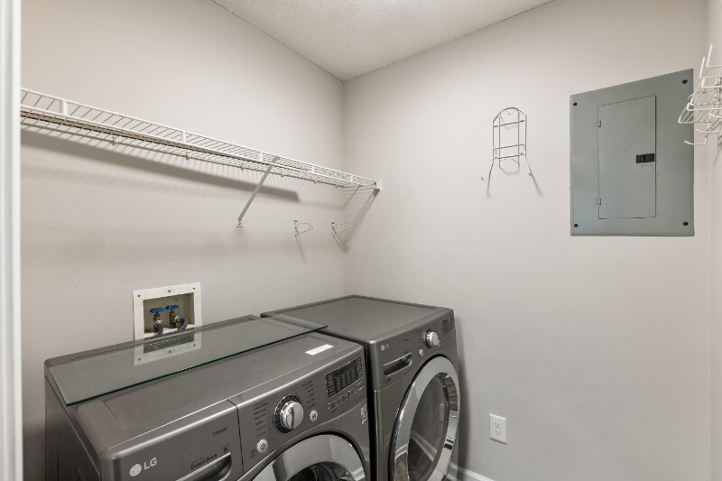 Building Photo - 4051 Hidden Hollow Dr